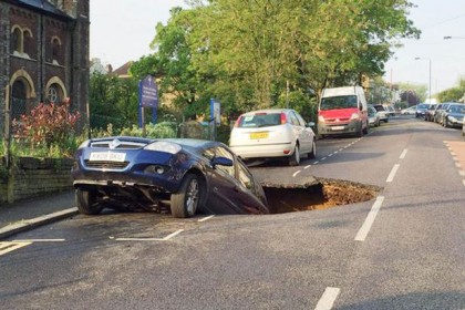 A-car-fell-into-a-sinkhole-in-Woodland-Terrace-in-Charlton (1)