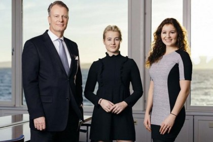 Billionaire-Alexandra-Andresen-with-her-father-and-sister