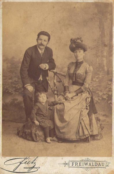 i-slavici-cu-sotia-eleonora-si-fiul-titus-dupa-incarcerarea-la-vacz_foto-din-1889-in-silezia