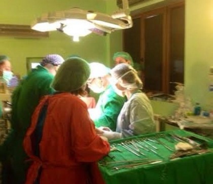 Refuzată de medicii timișoreni, unei paciente i-a fost operată cu succes tumora la o clinică din Arad