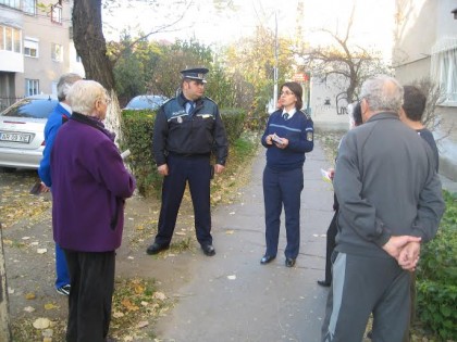 Arădenii din Vlaicu, sfătuiţi de poliţişti cum să se ferească de hoţi