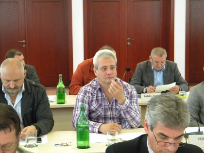 Daniel Duruş: Interimarul de la Consiliul Judeţean Arad împarte MAŞINI şi FUNCŢII