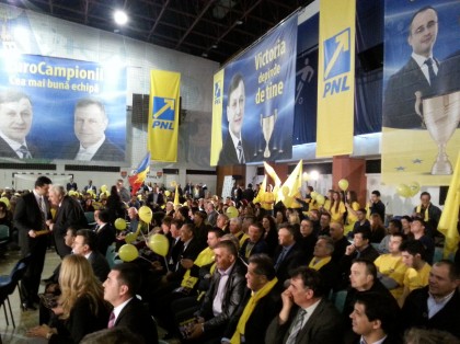 Sute de reprezentanţi ai PNL Arad, la lansarea candidaţilor la alegerile europarlamentare