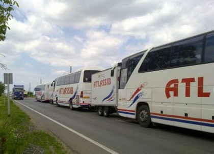Autocar românesc, RĂSTURNAT pe autostradă, în STRĂINĂTATE. Opt VICTIME