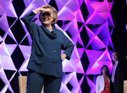 VIDEO/Hillary Clinton, cât pe ce să primească un pantof în cap în timpul unei conferinţe