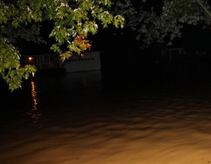 Zeci de gospodării inundate, la Nadăş. Apa a provocat probleme şi la Aldeşti