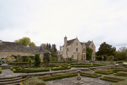 Ian Anderson locuieşte într-o casă din secolul XVI, cu 11 dormitoare şi 15 băi! (GALERIE FOTO)