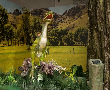 National Geographic a inaugurat la Arad, în premieră naţională, o expoziţie cu machete de dinozauri (GALERIE FOTO)