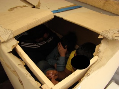 Trei migranţi din Siria şi Turcia ascunşi într-o cutie de carton, printre paleţi cu piatră decorativă