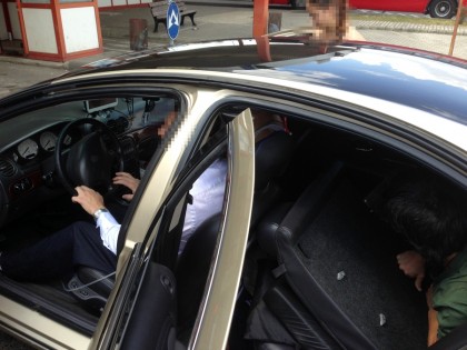 Un turc s-a ascuns în portbagajul unui Chrysler pentru a trece ilegal graniţa