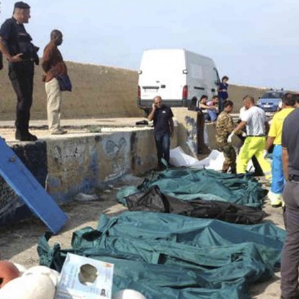 DESCOPERIRE MACABRĂ lângă Sicilia: Zeci de imigranţi găsiţi MORȚI pe o barcă