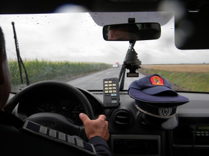 Tânăr prins conducând cu o VITEZĂ ULUITOARE pe un drum din Arad