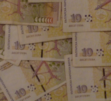 Două bănci bulgăreşti de top asaltate de clienţi speriaţi, care îşi scot banii