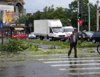 Bilanţul furtunii: zeci de copaci doborâţi, maşini şi blocuri avariate