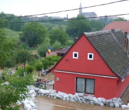 GALERIE FOTO/ Ploaia a făcut „din ţânţar, armăsar”: Zeci de gospodării au fost inundate la Zăbrani, de un pârâu care străbate localitatea