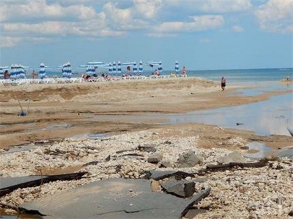 FOTO/ CREATURĂ IMENSĂ, NEMAIVĂZUTĂ, eșuată pe o plajă. Localnicii sunt ȘOCAȚI
