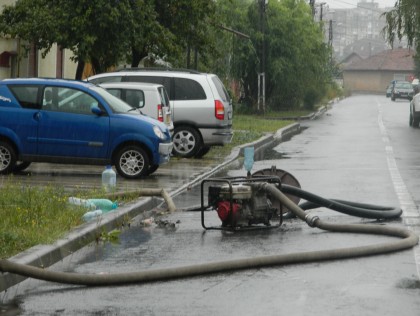 Bujacul e înghițit de ape la fiecare ploaie deși Compania de Apă încasează bani pentru serviciile de canalizare