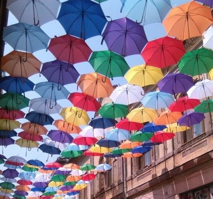 Sute de umbrele multicolore pe cerul Aradului!