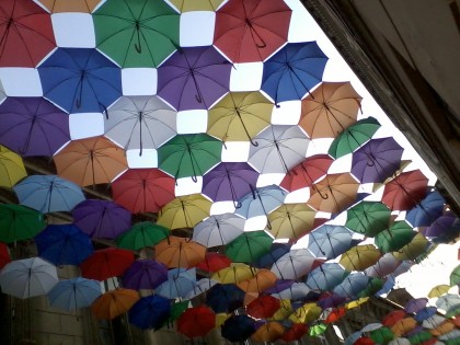 Preoţii, supăraţi pe umbrelele colorate: Fac propaganda gay!