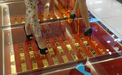 Culoarele unui mall chinezesc sunt pavate cu aur de 24 de carate