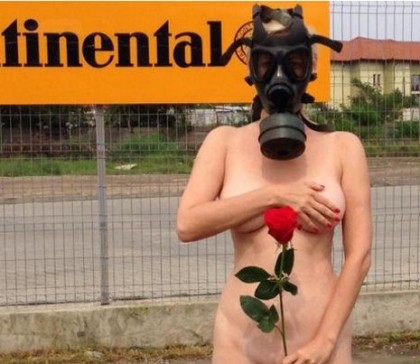 PROTEST INEDIT/ O soprană din Timişoara s-a fotografiat NUD şi CU O MASCĂ DE GAZE pe față!