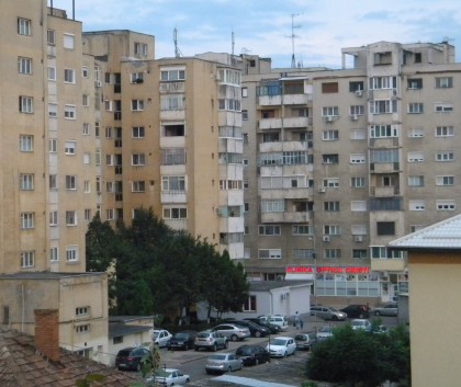 Cadavrul unui bărbat, descoperit într-un apartament din Arad. Acesta a fost victima unei tâlhării