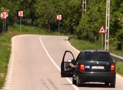 VIDEO/ Fenomen STRANIU pe o şosea din România. Maşinile MERG SINGURE! Localnicii: E mâna NECURATULUI!