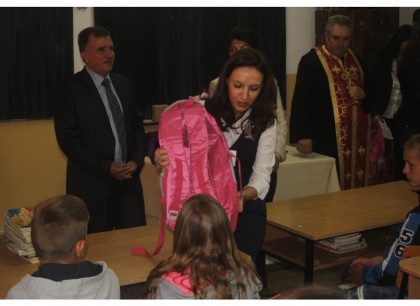 Hypermarketul cora ajută școlile de la țară: 360 de ghiozdane donate în județul Arad, 4.200 în toată țara!