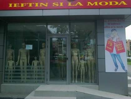 Ofertă ŞOCANTĂ a unui magazin vestimentar din Arad sau cum să te îmbraci IEFTIN şi LA MODĂ! (FOTO)