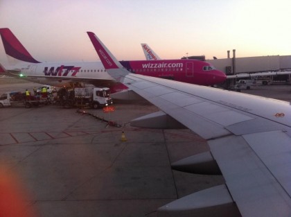 Zeci de ROMÂNI, pasageri ai Wiz Air, BLOCAŢI pe aeroportul londonez Luton