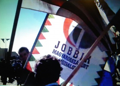 VIDEO/ Membri ai Jobbik FORŢAŢI să-şi strângă steagurile la manifestările de la Arad