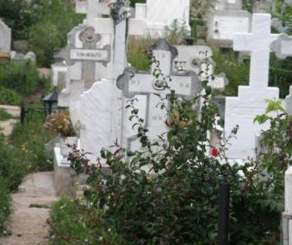Acțiune de DESHUMARE în cimitirul POMENIREA. Investigatorii caută zece VICTIME