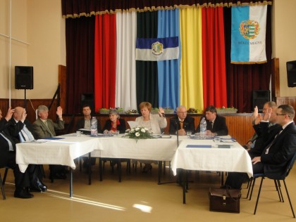 În conducerea unei localităţi din Ungaria nu mai există NICI UN MAGHIAR. Primarul şi toţi consilierii sunt ROMÂNI! (FOTO)