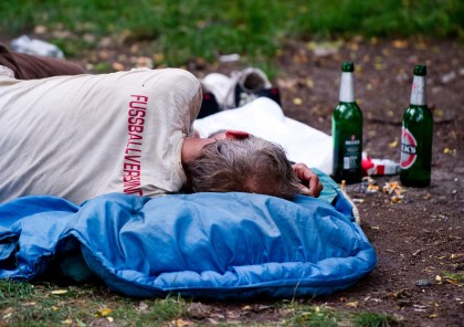 „Faci curat pentru bere”! Orașul care va folosi DEPENDENȚII DE ALCOOL și DROGURI pentru a curăţa străzile