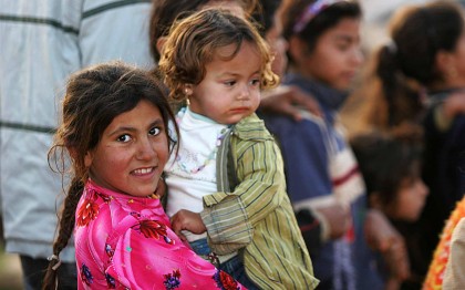 Cum profită romii de DRAMA SIRIENILOR: Refugiaţi îmbrăcaţi în haine tradiţionale rome, AJUTAȚI SĂ TREACĂ din Ungaria în Germania