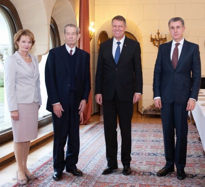 NORMALITATE/ Klaus Iohannis a luat prânzul cu Majestatea Sa Regele Mihai, pe care l-a invitat la învestitura sa în funcţia de preşedinte al României