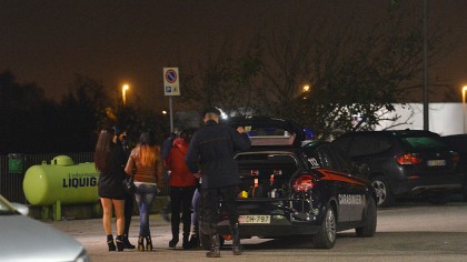 CRIMĂ în ITALIA: Româncă STRANGULATĂ într-o benzinărie din Verona