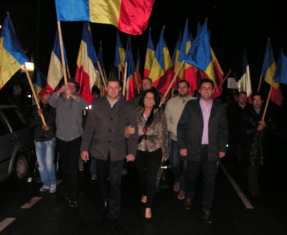 GALERIE FOTO: Cum au sărbătorit locuitorii unui oraş din judeţul Arad VICTORIA lui Iohannis