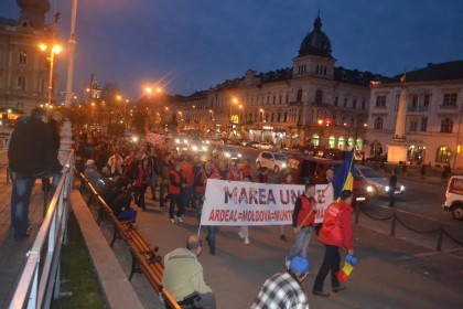 Două mii de arădeni au ieşit în stradă să-l susţină pe Victor Ponta