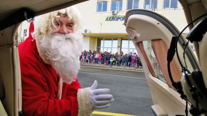 Pentru zeci de copii din Arad, Moş Crăciun a venit cu… avionul!