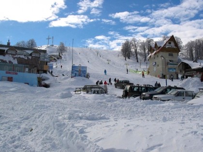 Zăpadă de peste o jumătate de metru la Straja: peste 2.000 de turiști sunt LA SCHI