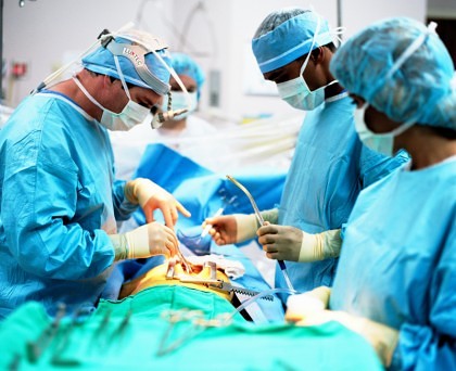 Un medic i-a tăiat „BĂRBĂȚIA” unui pacient DIN GREȘEALĂ! Ce a urmat