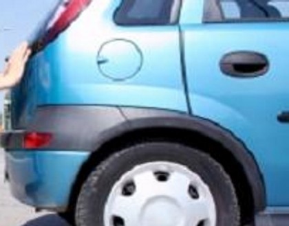 Şase adolescenţi, cercetaţi penal după ce au împins o maşină pe străzile din Sântana