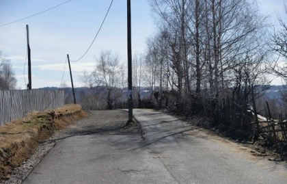 Șoseaua din România unde stâlpii de curent au fost ASFALTAȚI ÎN MIJLOCUL DRUMULUI