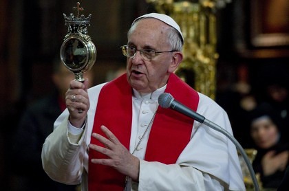 Papa Francisc oferă GĂZDUIRE timp de un an unei ROMÂNCE fără adăpost care A NĂSCUT PE STRADĂ