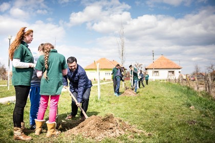 Preşedintele CJA Nicolae Ioţcu a plantat pomi alături de elevii din judeţ