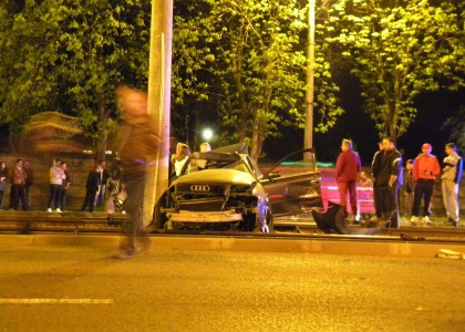 ACCIDENT: AUDI transformat în ACORDEON pe Calea Aurel Vlaicu. S-a „confruntat” cu un Renault (GALERIE FOTO)