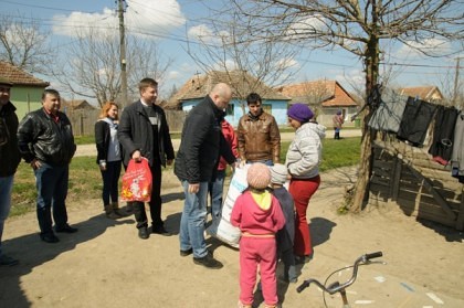 Social-democraţii arădeni, alături de zeci de familii nevoiaşe