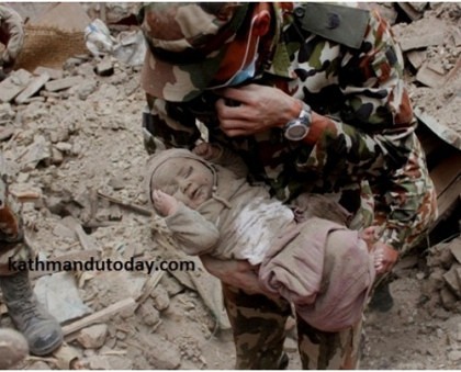 FOTO/ Imaginile care AU ÎNDUIOŞAT întreaga planetă: Bebeluşul scos VIU de sub dărâmături, în NEPAL