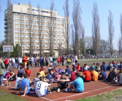 Voluntarii străini organizează activităţi sportive la Arad. UNDE şi CÂND poţi participa la ele